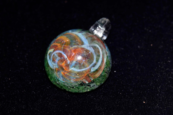 宇宙の輝き　ガラスのペンダントトップ　(12216-467)   ＃ガラスアクセサリー　 1枚目の画像