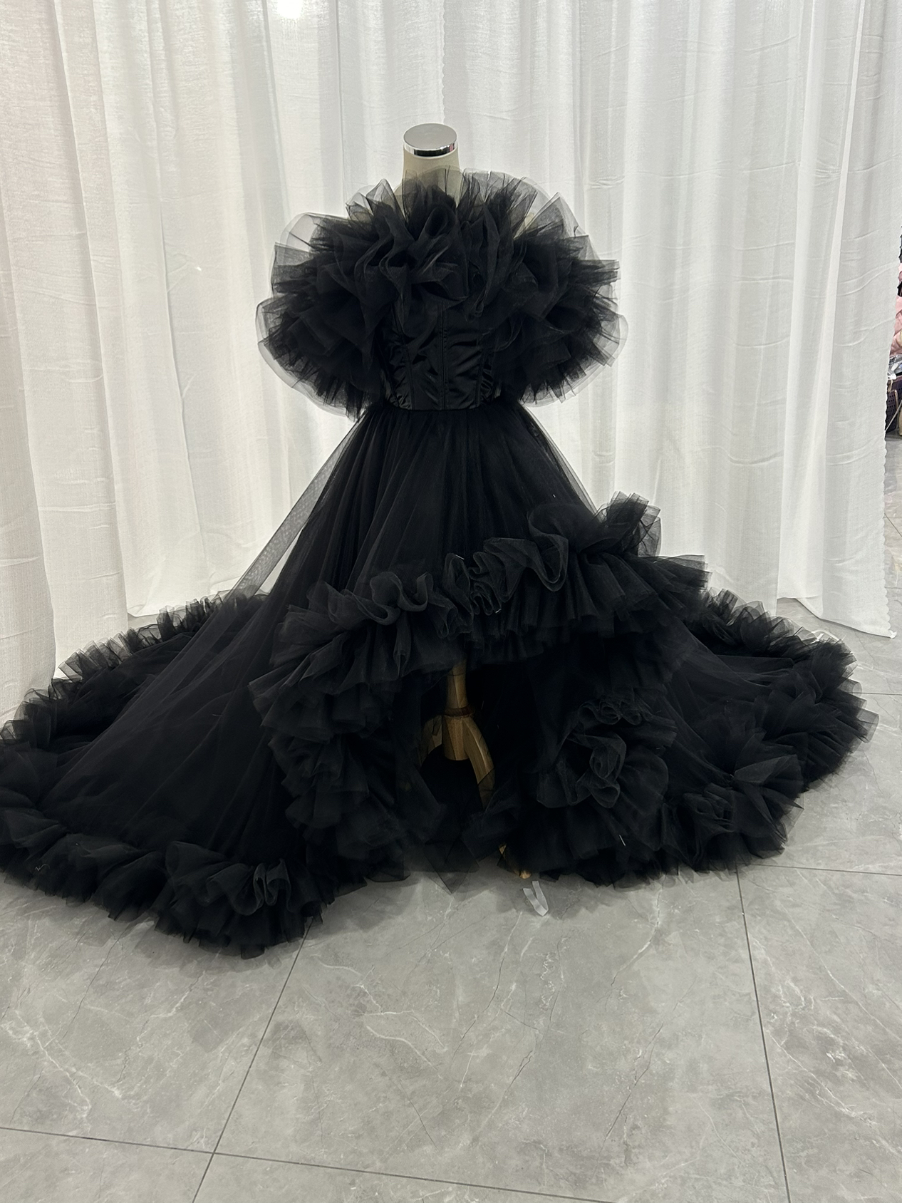 豪華！ 黒 ドレス 華やかなトレーン フレアスカート クラシカル 音楽会 2次会 披露宴