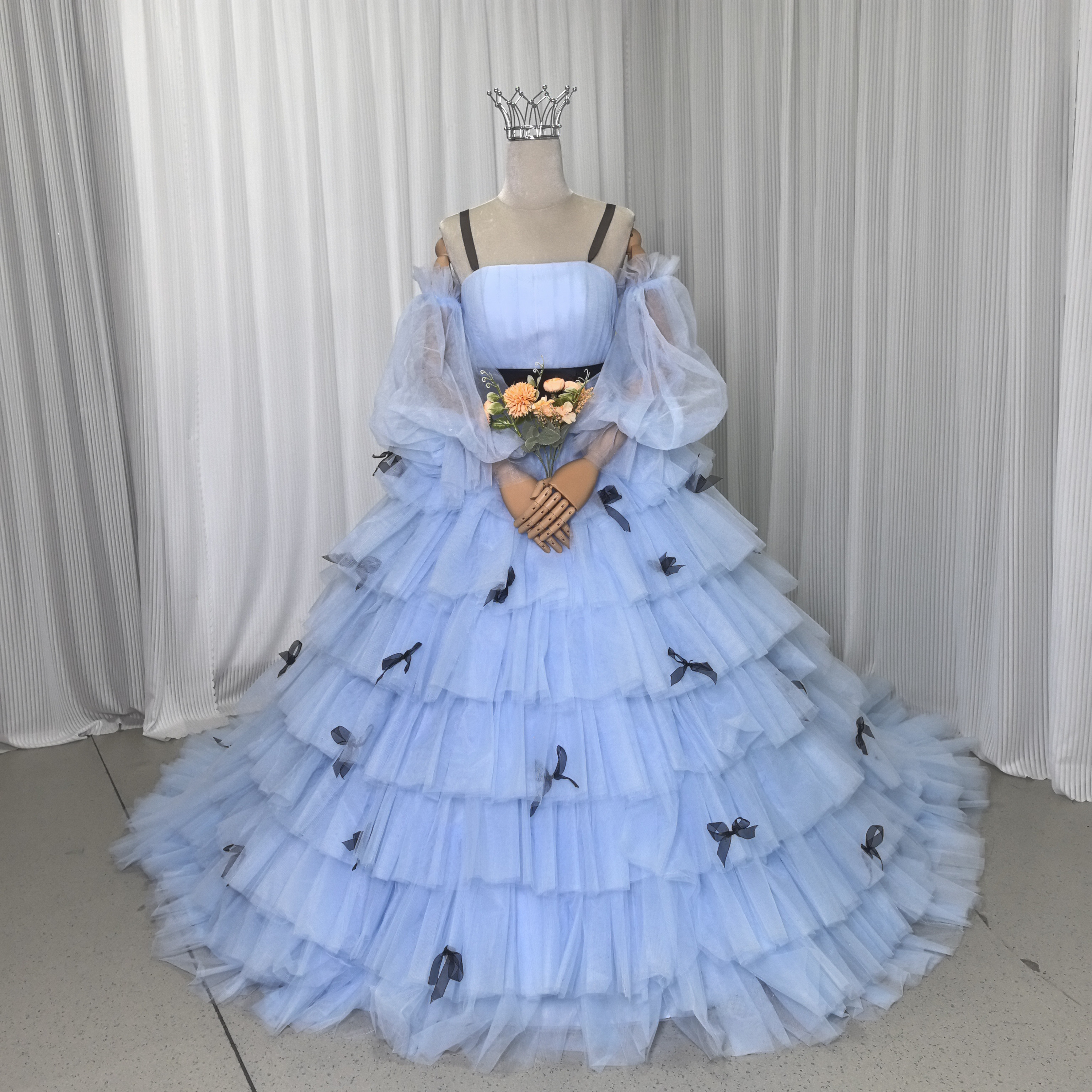 送料無料！カラードレス  ブルー ティアードのドレス リボン 姫袖 プリンセスライン 結婚式 花嫁 サッシュベルト