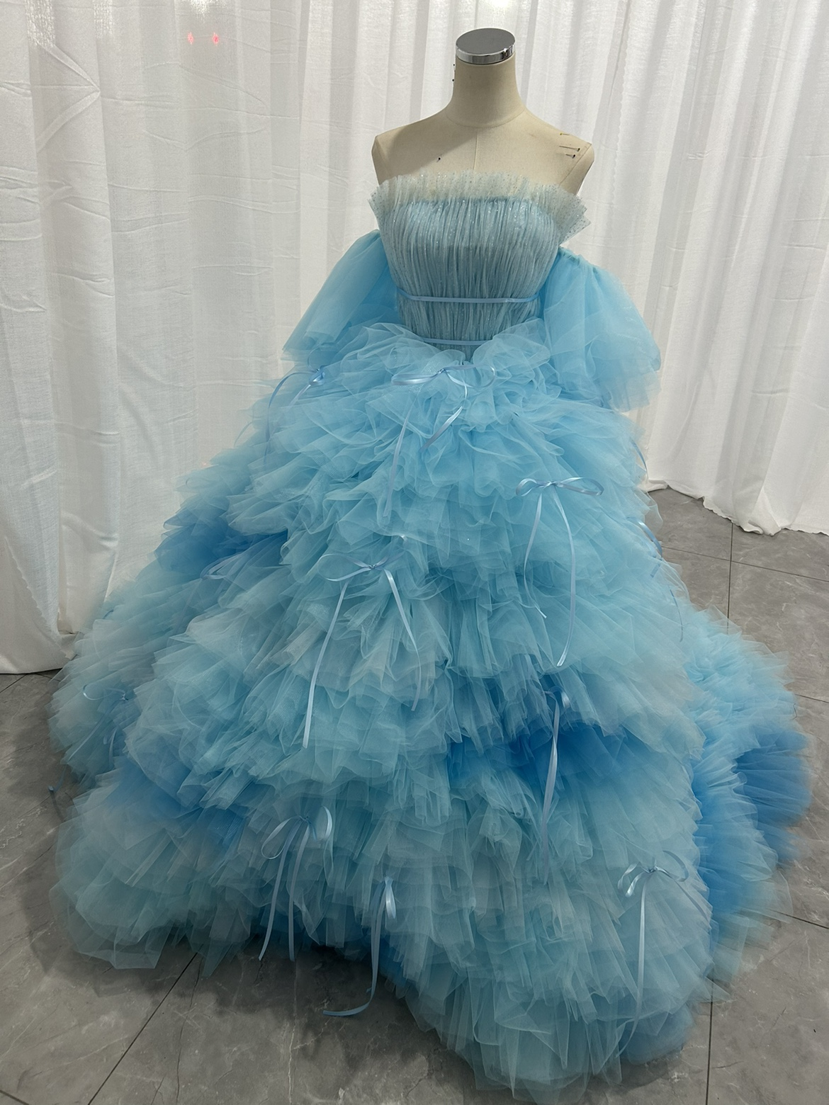 華やか カラードレス 薄青 ベアトップ 柔らかく重ねたチュールスカート グラデーション 前撮り