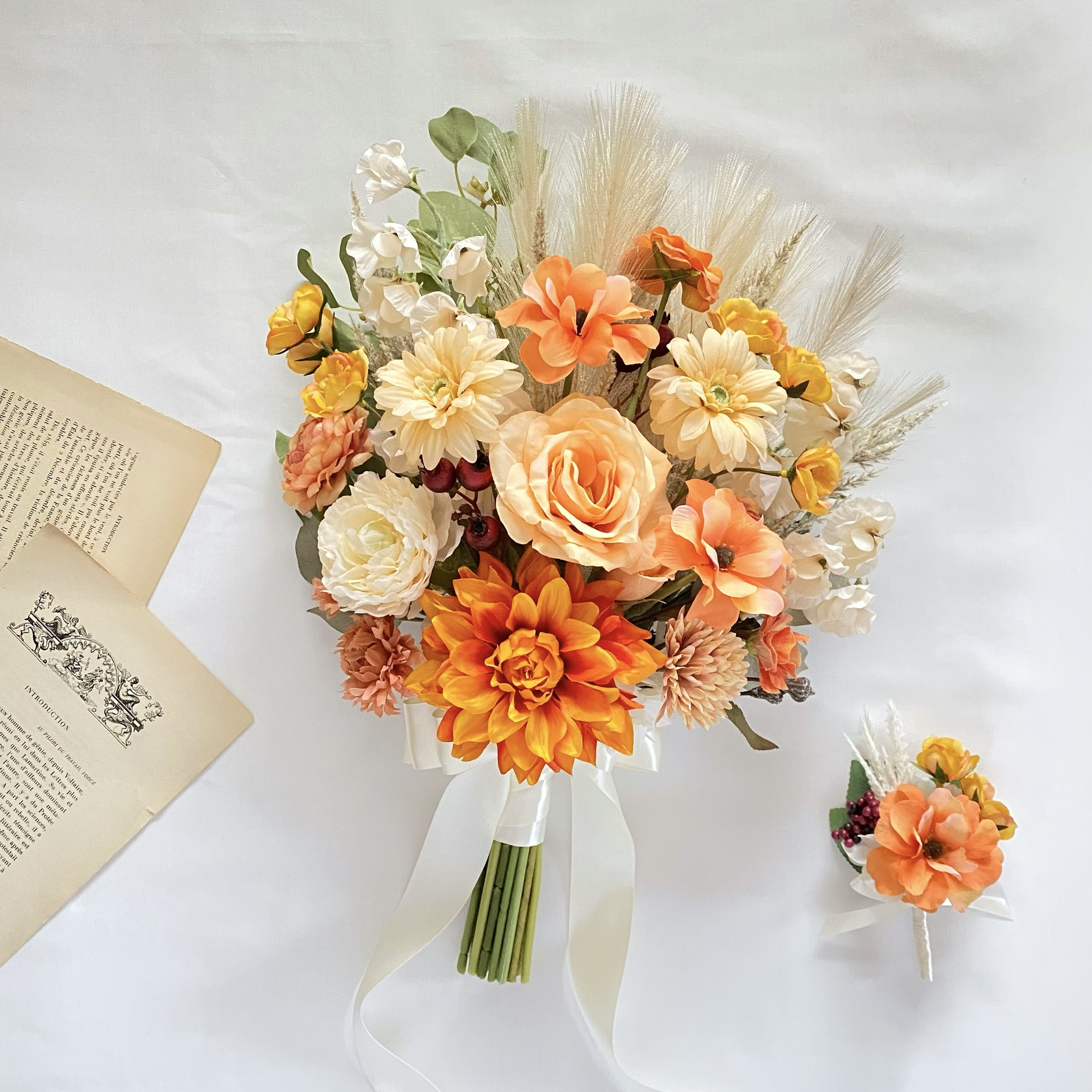 【オーダーメイド】オレンジ ダリア と ガーベラ の クラッチブーケ（造花・ウェディング・結婚式・前撮り・フォト・ブーケ