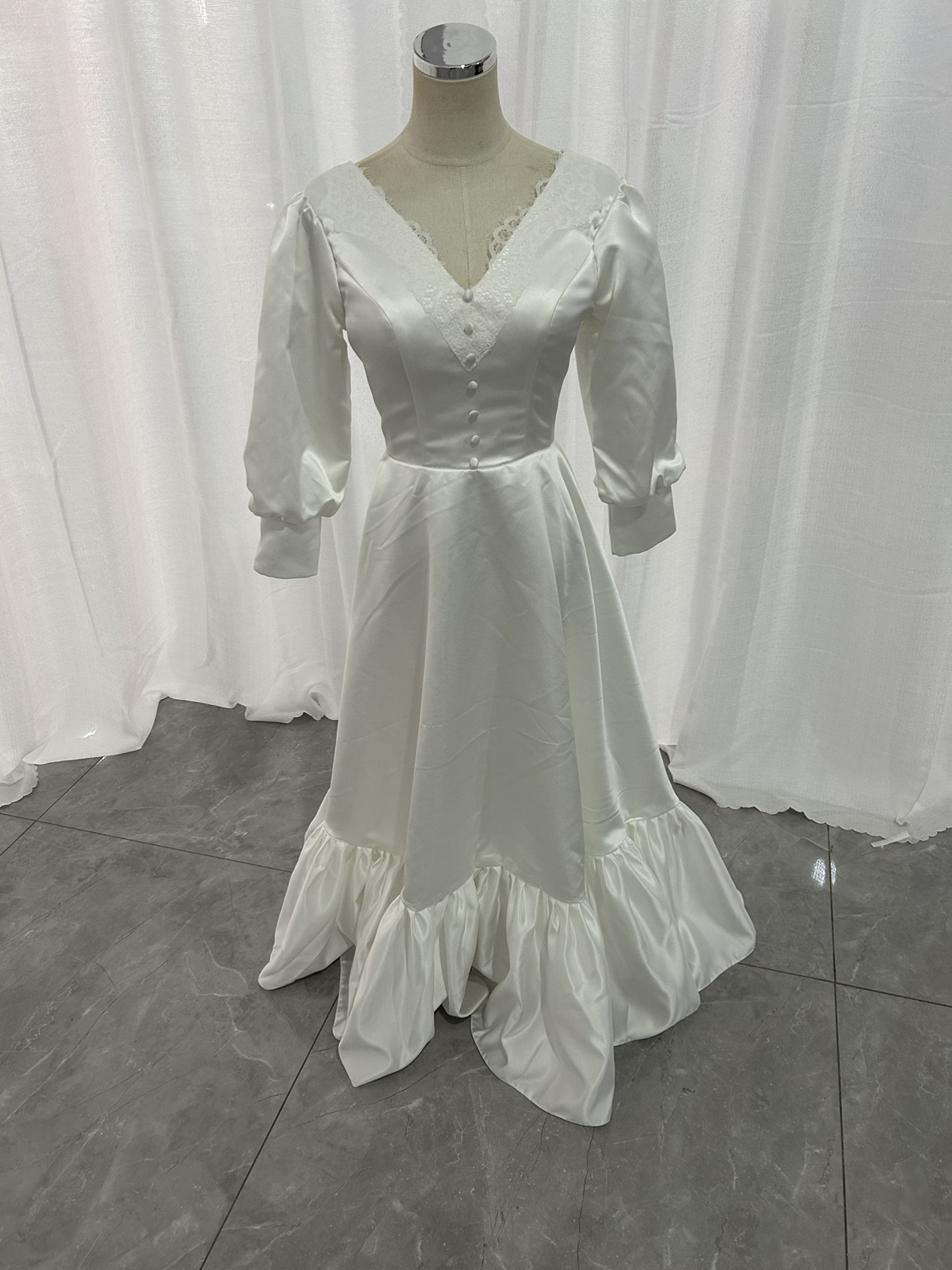 美品！Vネック 七分袖丈 オフホワイト ウエディングドレス 前撮り結婚式 2次会