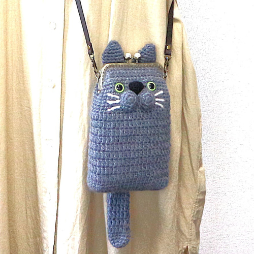 手編みニットのかわいいロシアンブルーネコちゃんの がま口のスマホ