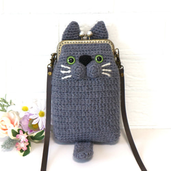 手編みニットのかわいいロシアンブルーネコちゃんの がま口のスマホ