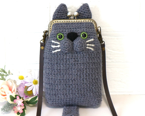手編みニットのかわいいロシアンブルーネコちゃんの がま口のスマホ