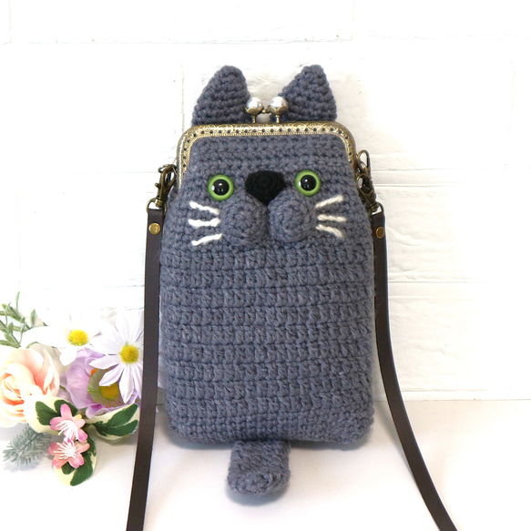 【ゴンちゃん様】がま口ボディバッグ　アランニット　ハンドメイド 手編みニットのかわいいロシアンブルーネコちゃんの がま口のスマホ