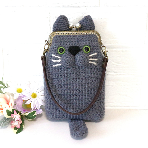 手編みニットのかわいいロシアンブルーネコちゃんの がま口のスマホ