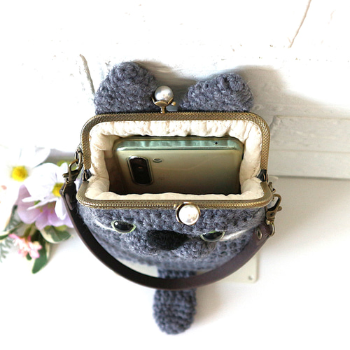 手編みニットのかわいいロシアンブルーネコちゃんの がま口のスマホ