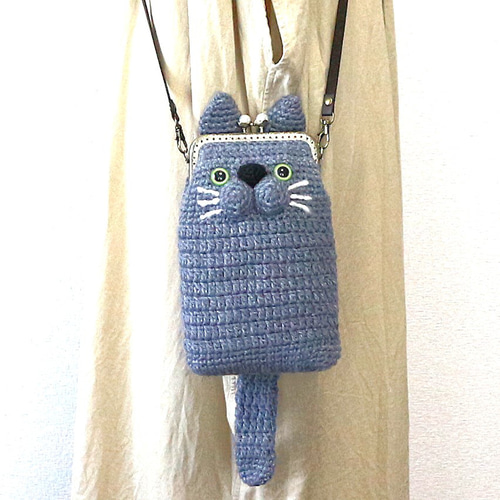 手編みニットのかわいいロシアンブルーネコちゃんの がま口のスマホ