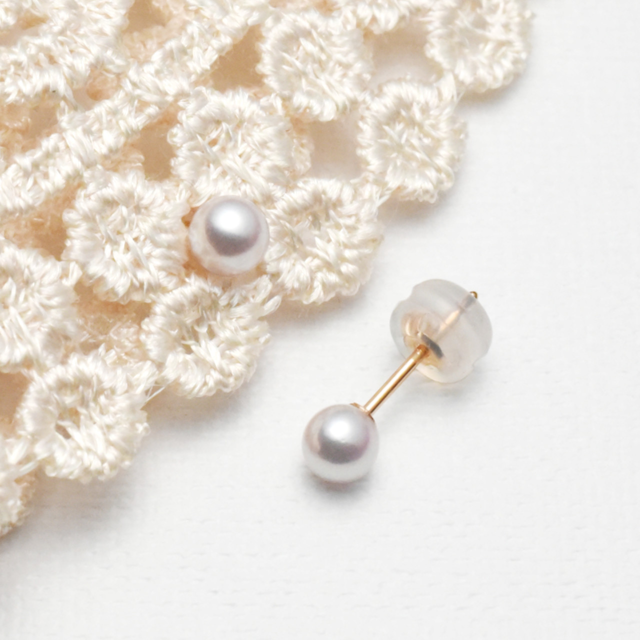 アコヤ真珠4‐4.5mmスタッドピアス＜Pt900/ K18YG/ K18PG＞