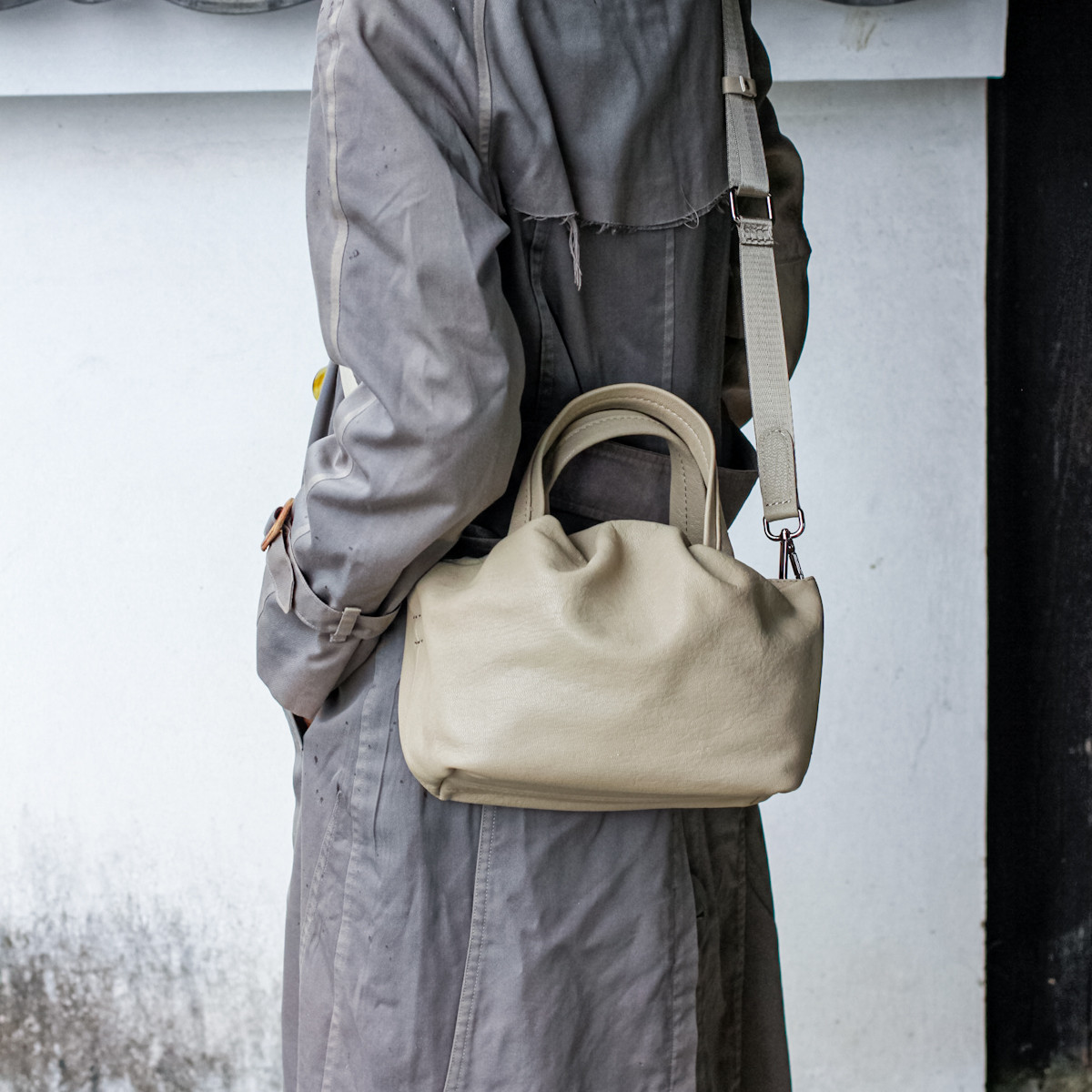 モンゴル製２ウエイショルダーバッグ　ころんとしたかわいいレデイースバッグ ライトグレー革 16,800円