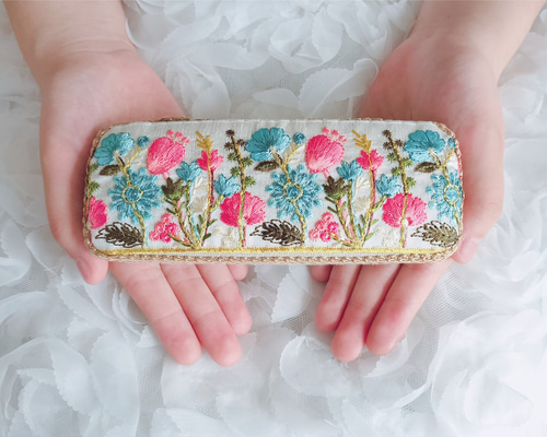 ラベンダーです！刺繍生地のメガネケース　ハンドメイド 刺繍リボンのオーダーメガネケース『ありがとう』の想いを込めて送る母