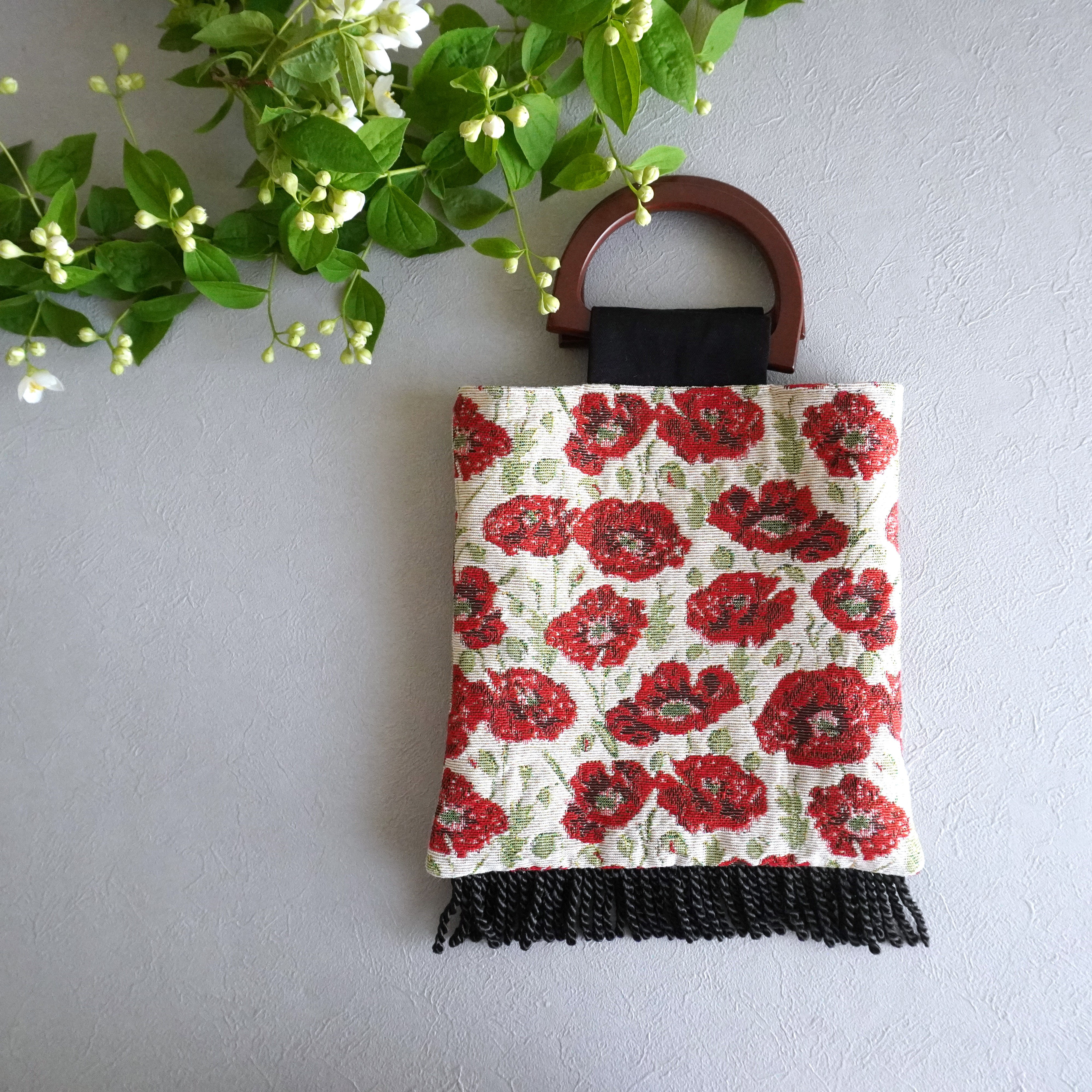 【送料無料・3日以内発送】ウッドハンドルのお散歩バッグ~赤い花柄に黒色のフリンジ~