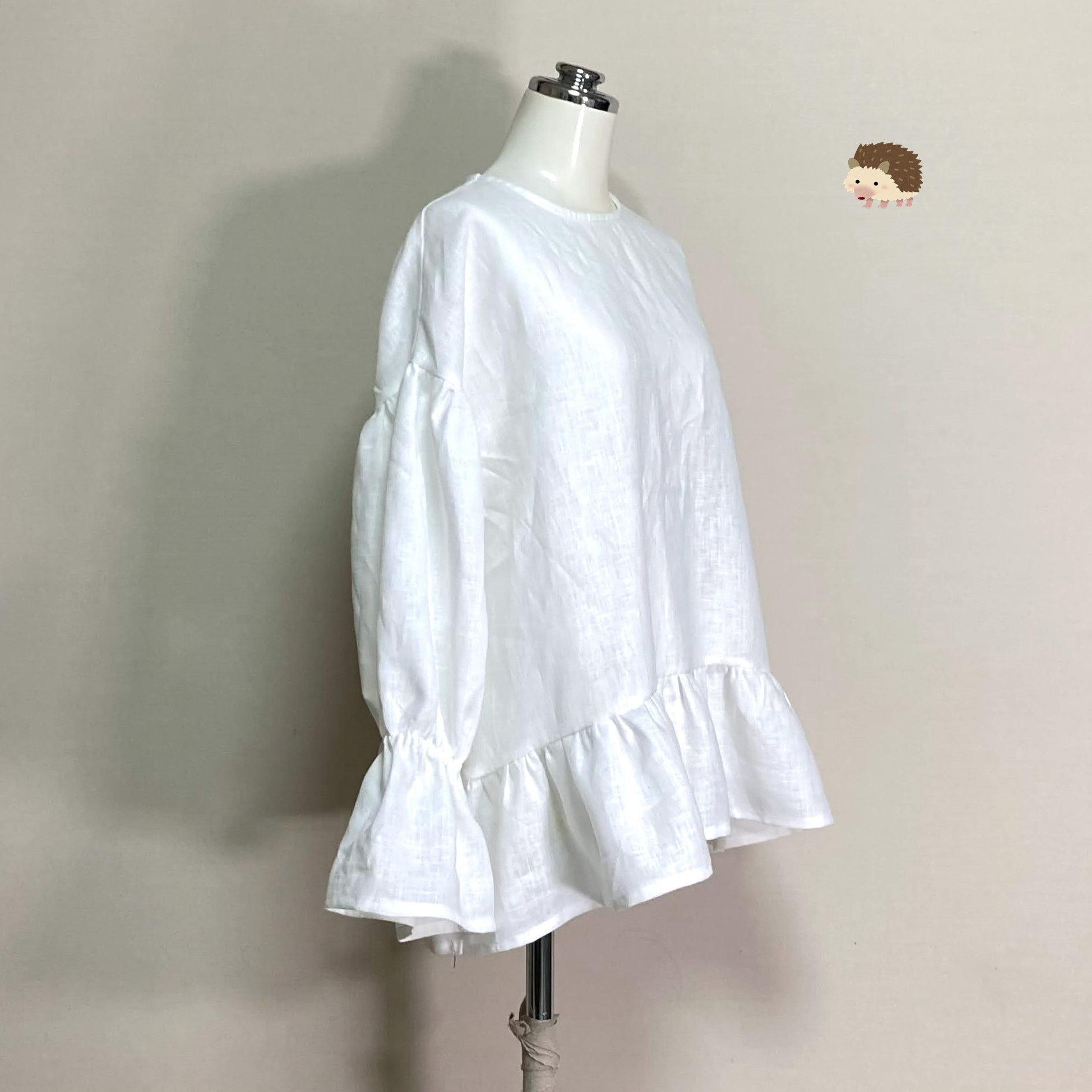 カラーリネン◆アンダーフリルのキャンディブラウス◆オフホワイト◆フリーサイズ（中厚、リネン100％）