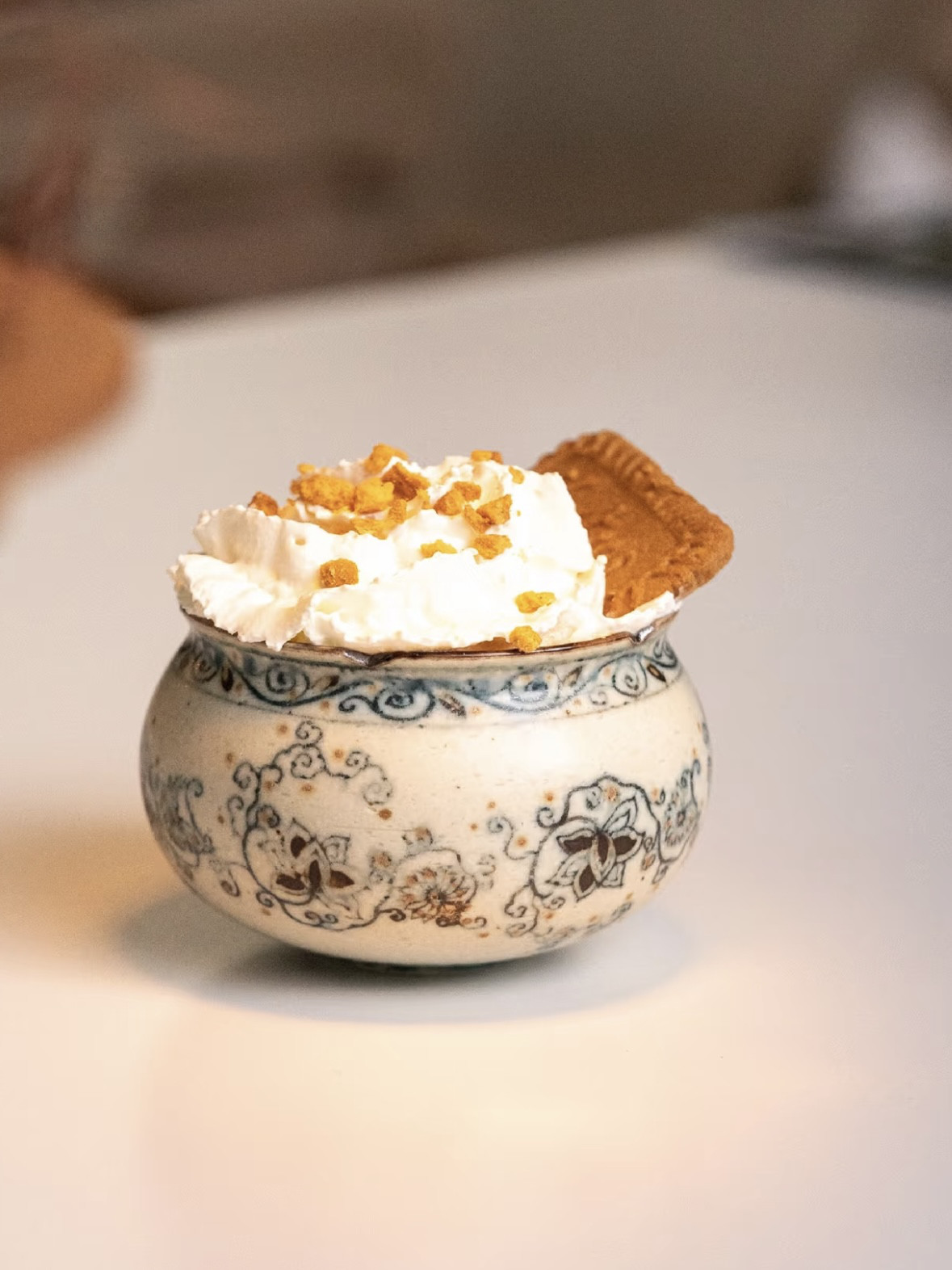 詩瓷集｜中国唐風 青花磁 蓮菊文様 大銭袋型コーヒーカップ 景徳鎮手作り 250ml