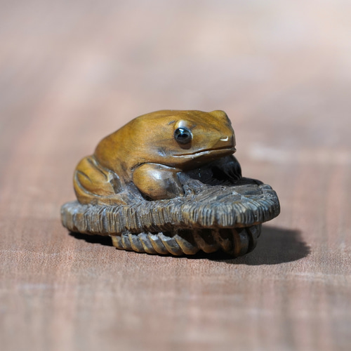 木彫刻 根付「草履に蛙」 黄楊 木彫り カエル キーホルダー ストラップ