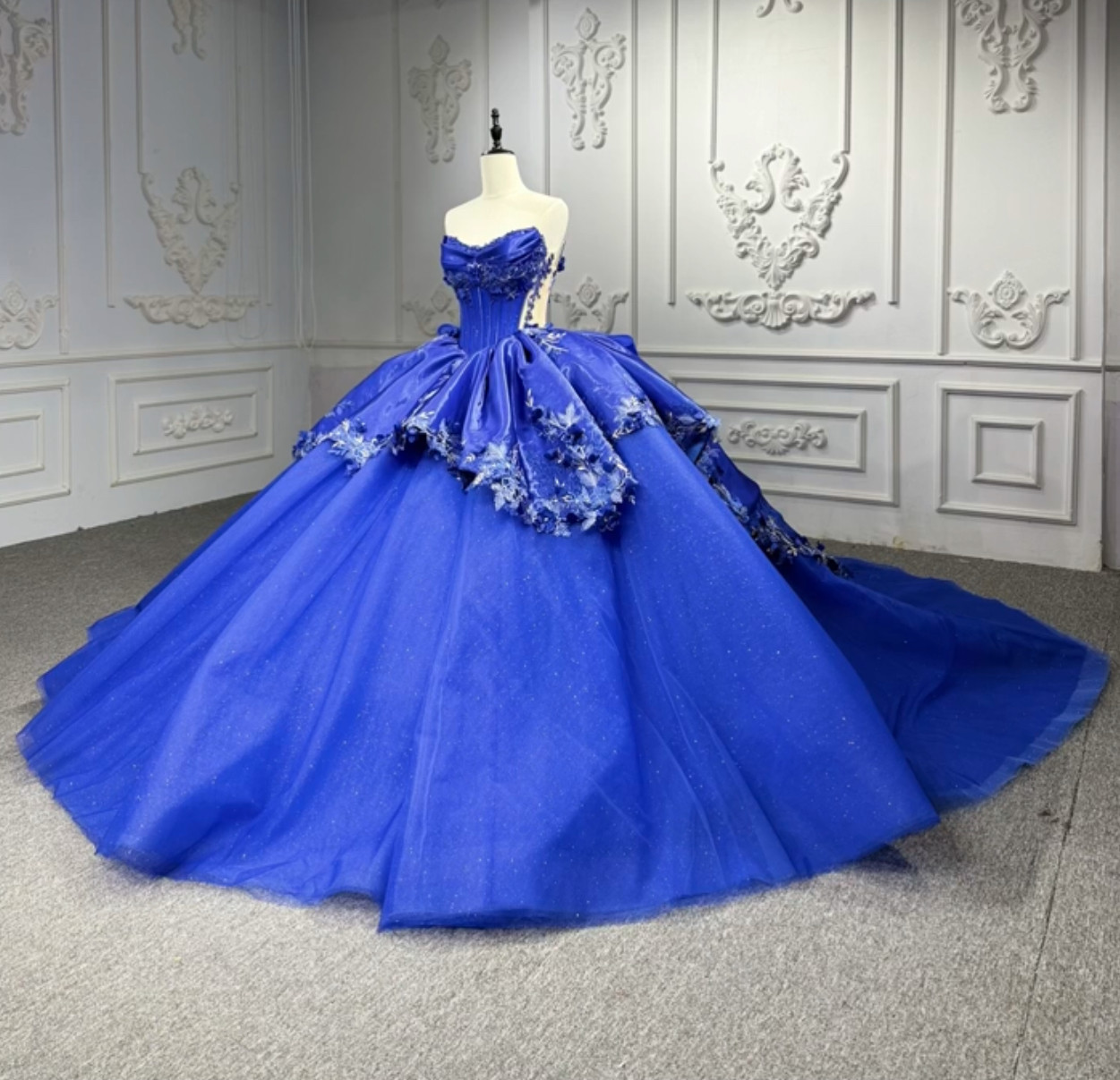 チュール　プリンセスタイン　宝石色ブルー　優雅エレガント　バックリボン　女王派　短いトレーン　袖無しパーティードレス挙式