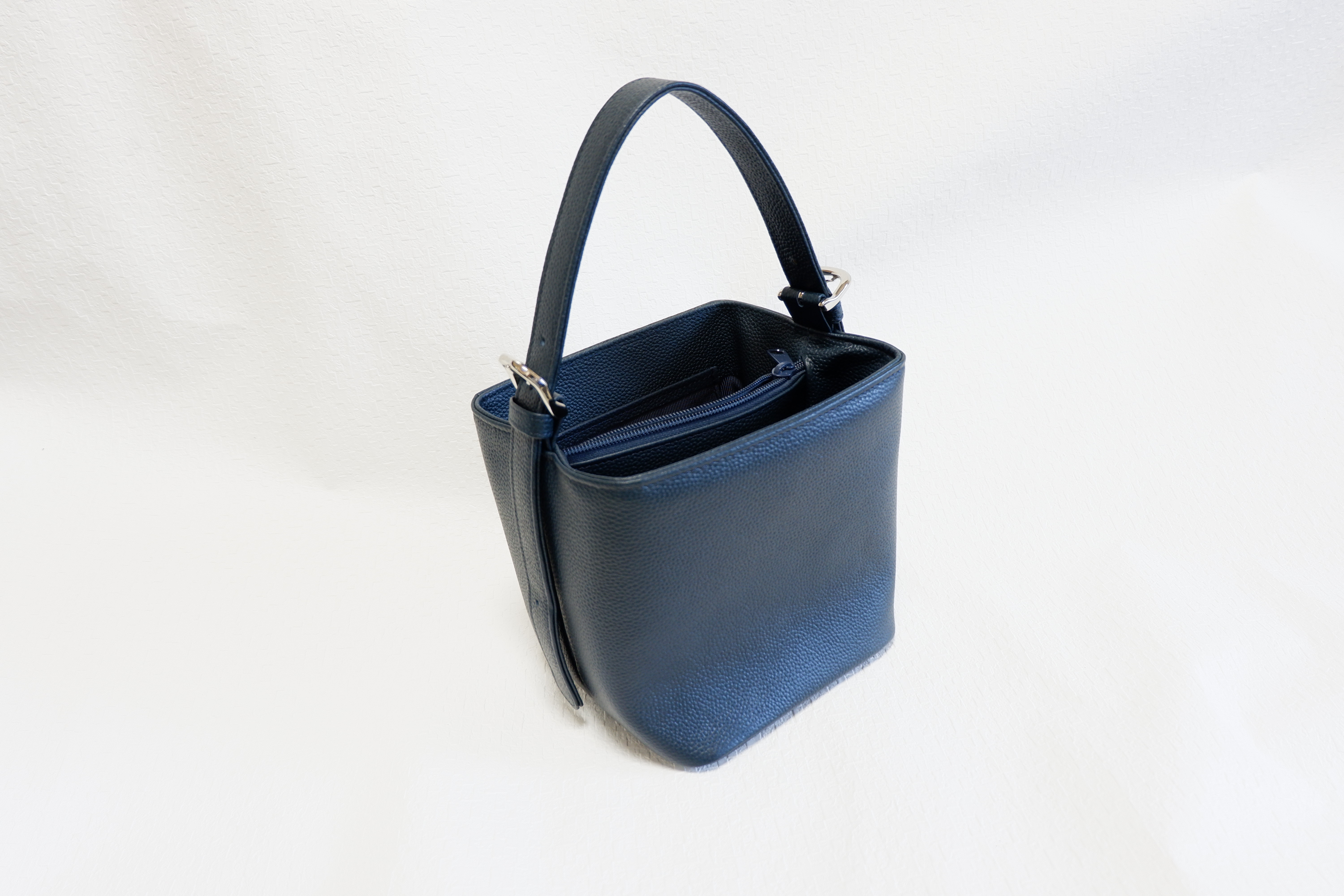 牛革　 手提げ、セミショルダー兼用  バケツ型バッグ　縦型