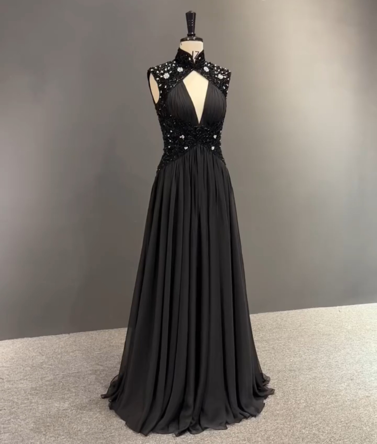 見逃さない　ノースリーブ　ホルターネック　ブラック　花フラワー　ビジュー　キラキラ　チュール　カラードレス　卒業式音楽会