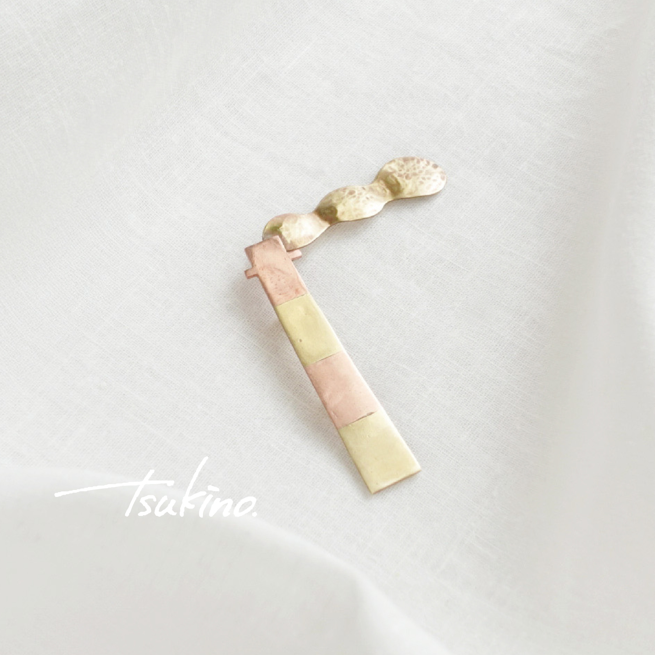 営むえんとつのブローチ