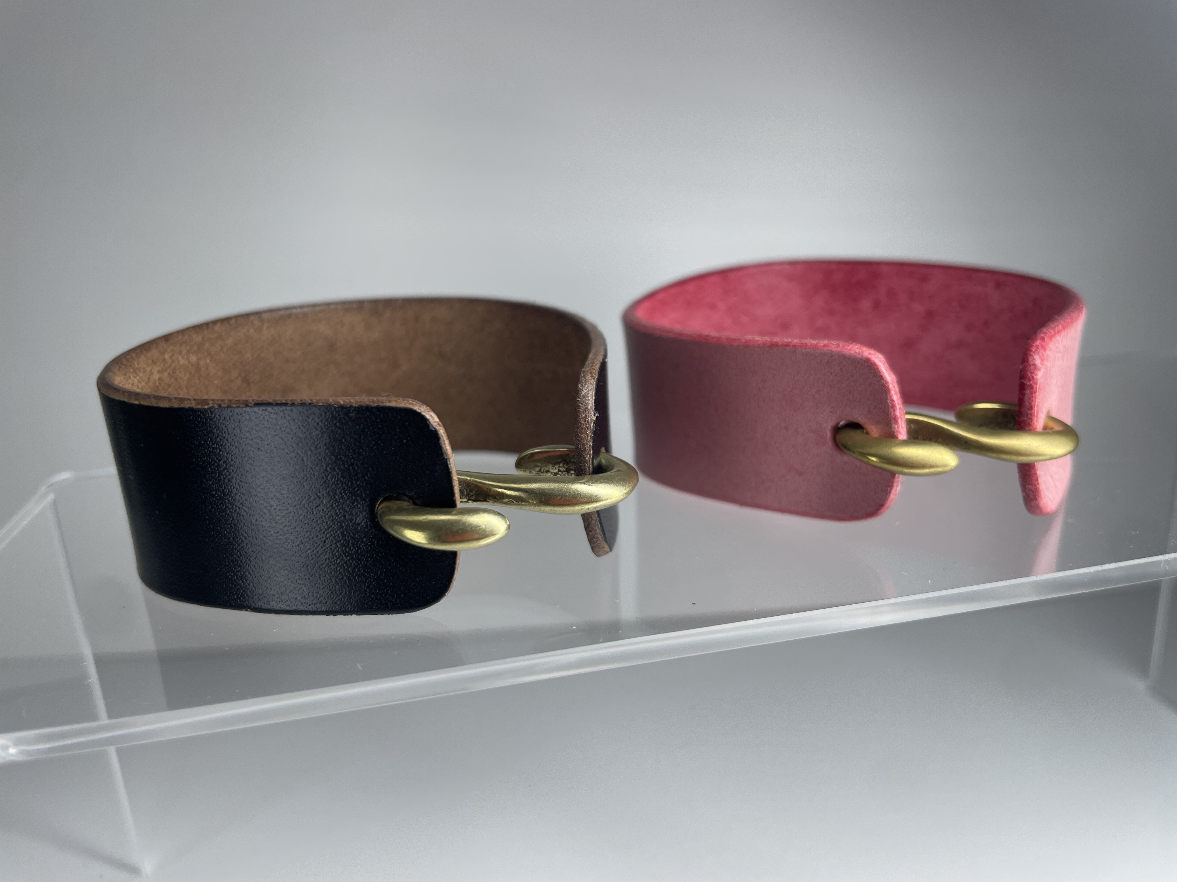 【黒】【ランドセル革】を使用したS字フックの留金でワンタッチ着1枚革”レザーバングル