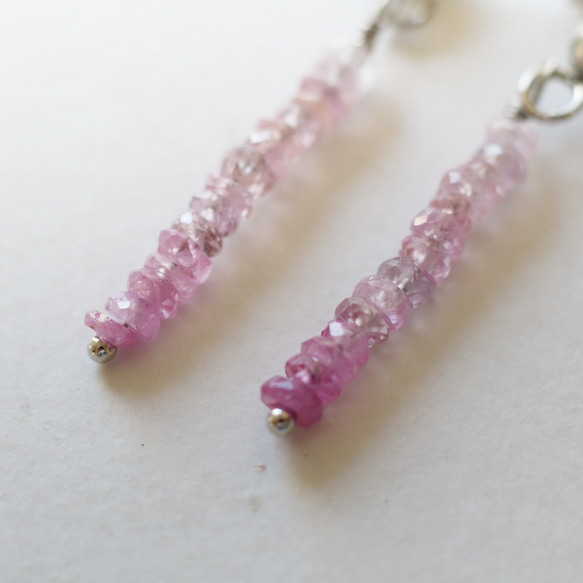 （獨一無二）寶石品質粉紅藍寶石漸變耳環（20 毫米，醫用不鏽鋼） 第3張的照片