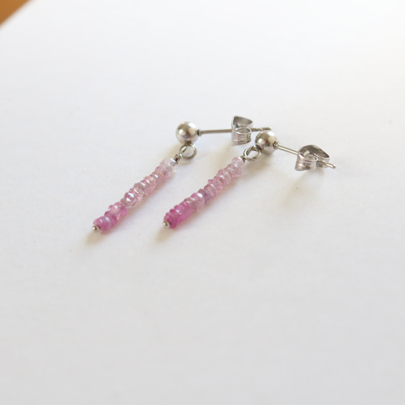 （獨一無二）寶石品質粉紅藍寶石漸變耳環（20 毫米，醫用不鏽鋼） 第2張的照片