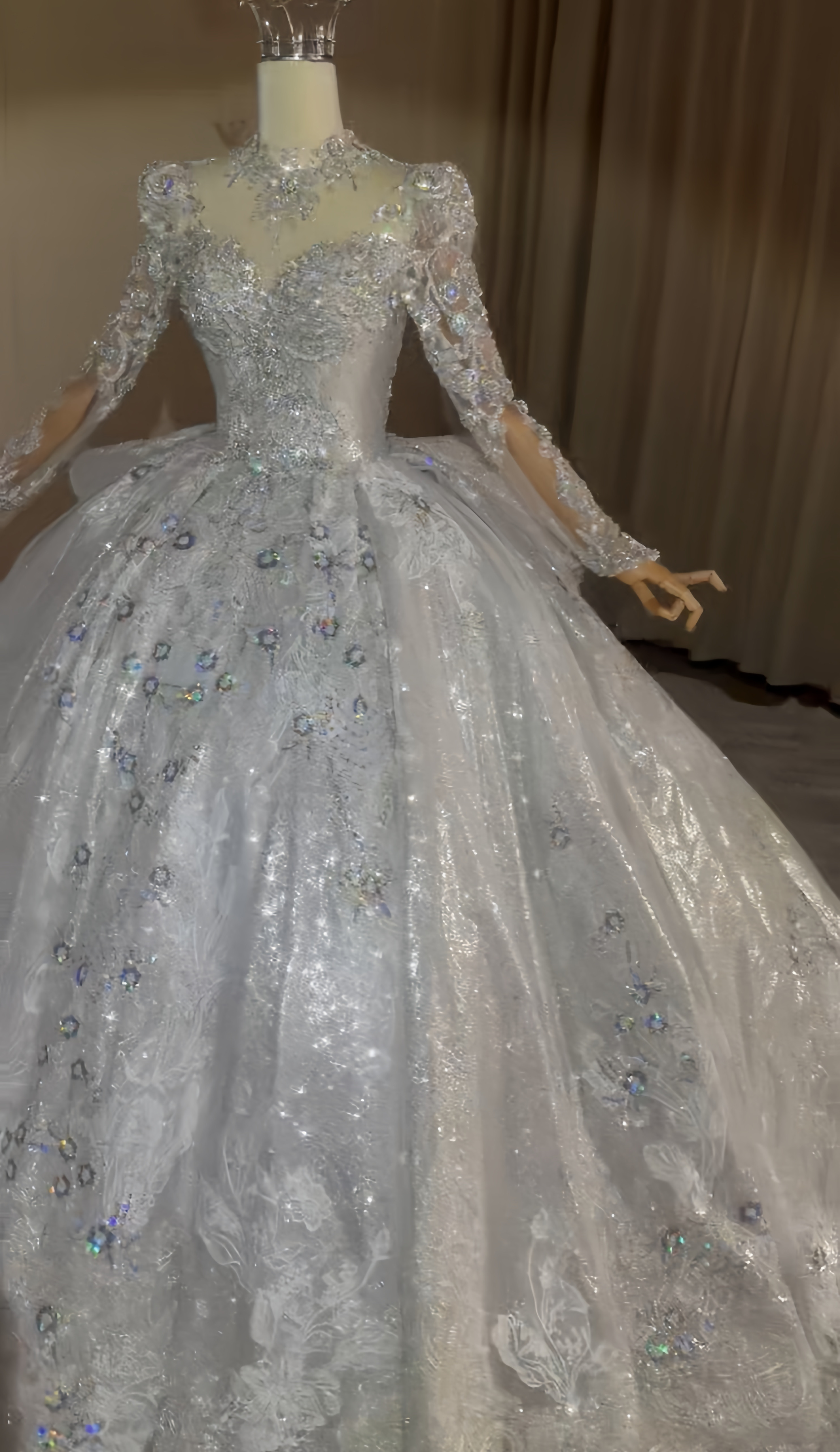 群抜のおしゃれ見え！Ｖネック　シルバー　グリッター　フレアースカート　高級感溢れる　品質保証結婚式花嫁披露宴お呼ばれ前撮