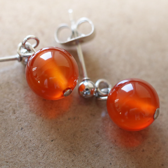 （獨一無二）圓形紅玉髓單石耳環（8 毫米，醫用不鏽鋼） 第1張的照片