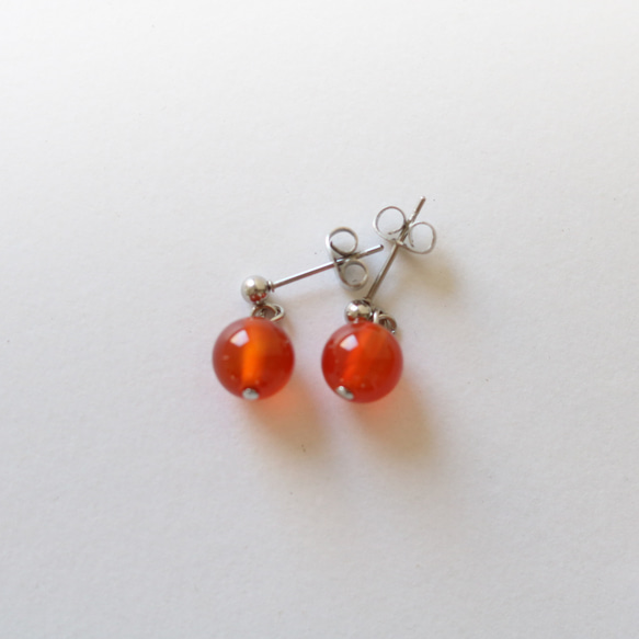 （獨一無二）圓形紅玉髓單石耳環（8 毫米，醫用不鏽鋼） 第5張的照片