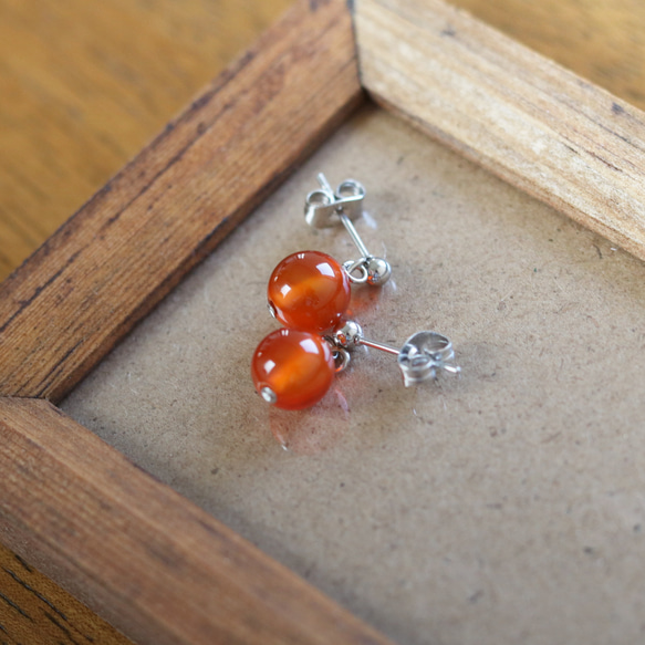 （獨一無二）圓形紅玉髓單石耳環（8 毫米，醫用不鏽鋼） 第3張的照片