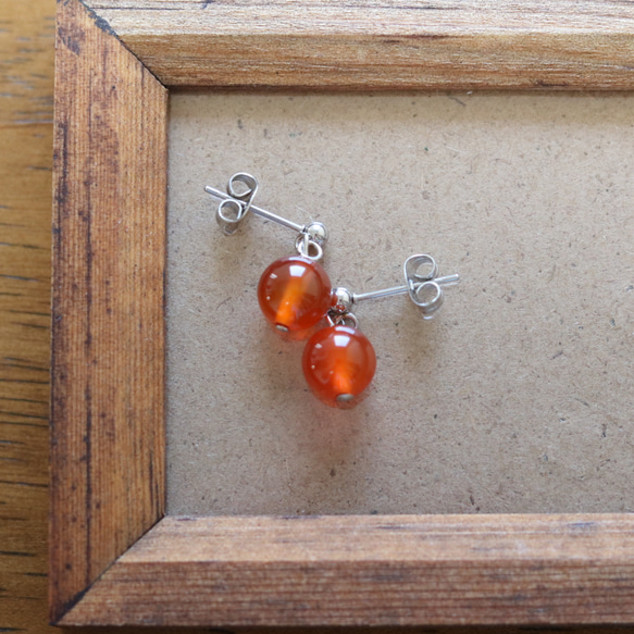 （獨一無二）圓形紅玉髓單石耳環（8 毫米，醫用不鏽鋼） 第2張的照片