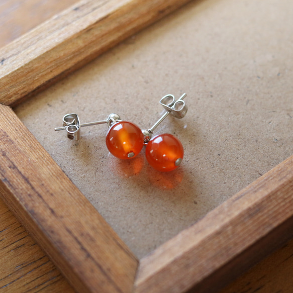 （獨一無二）圓形紅玉髓單石耳環（8 毫米，醫用不鏽鋼） 第4張的照片