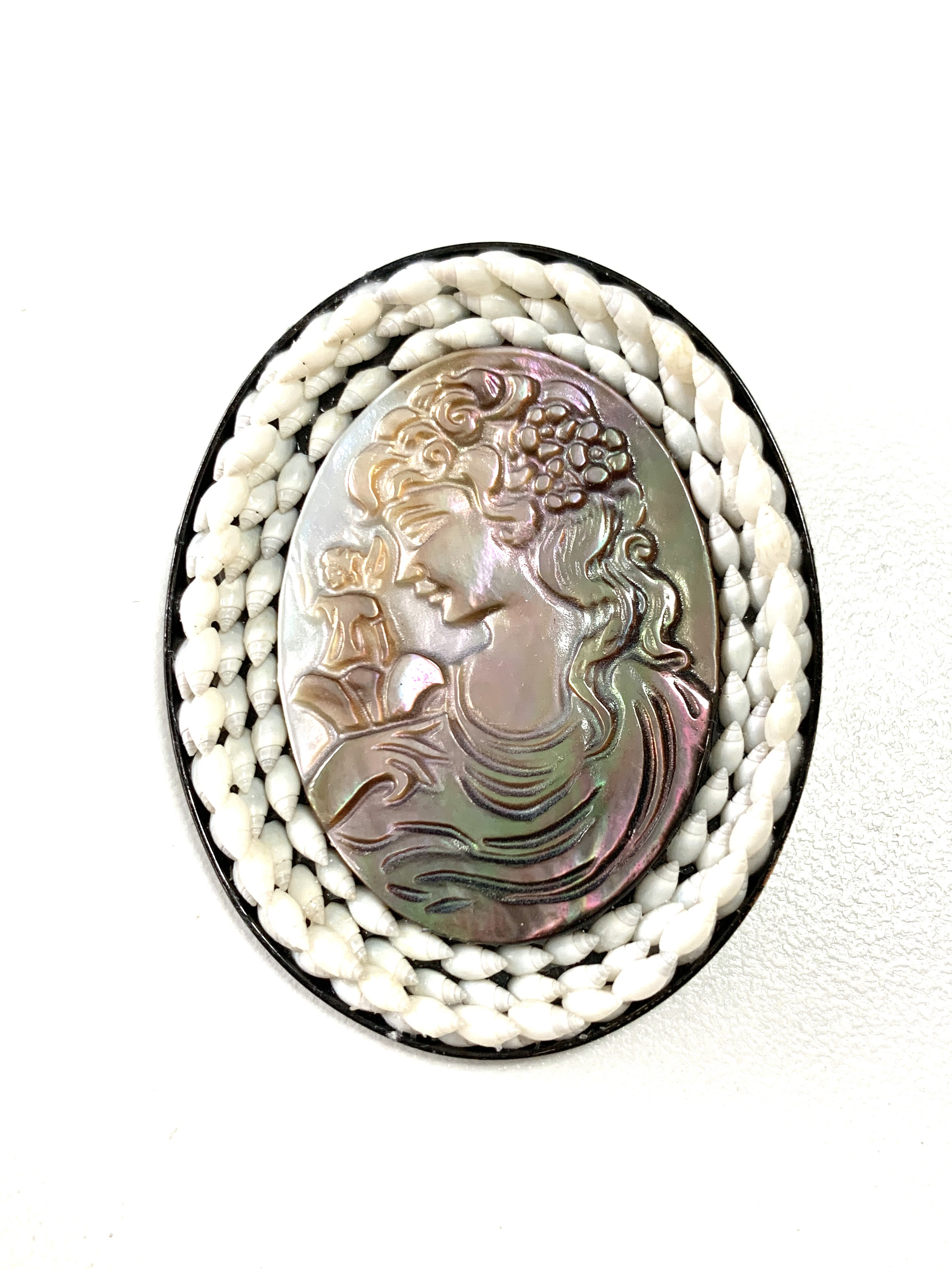 シェルカメオ　ブローチ　(ペンダントとしても使えます)