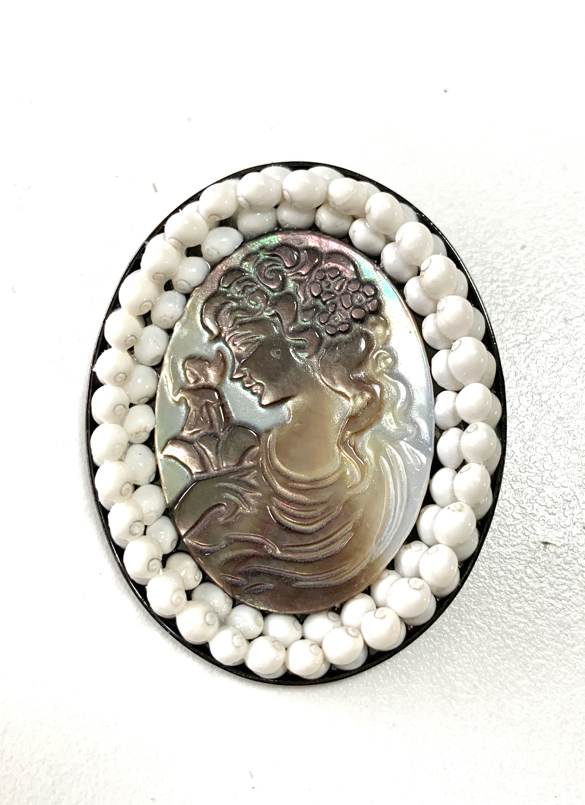 シェルカメオ　ブローチ　(ペンダントとしても使えます)