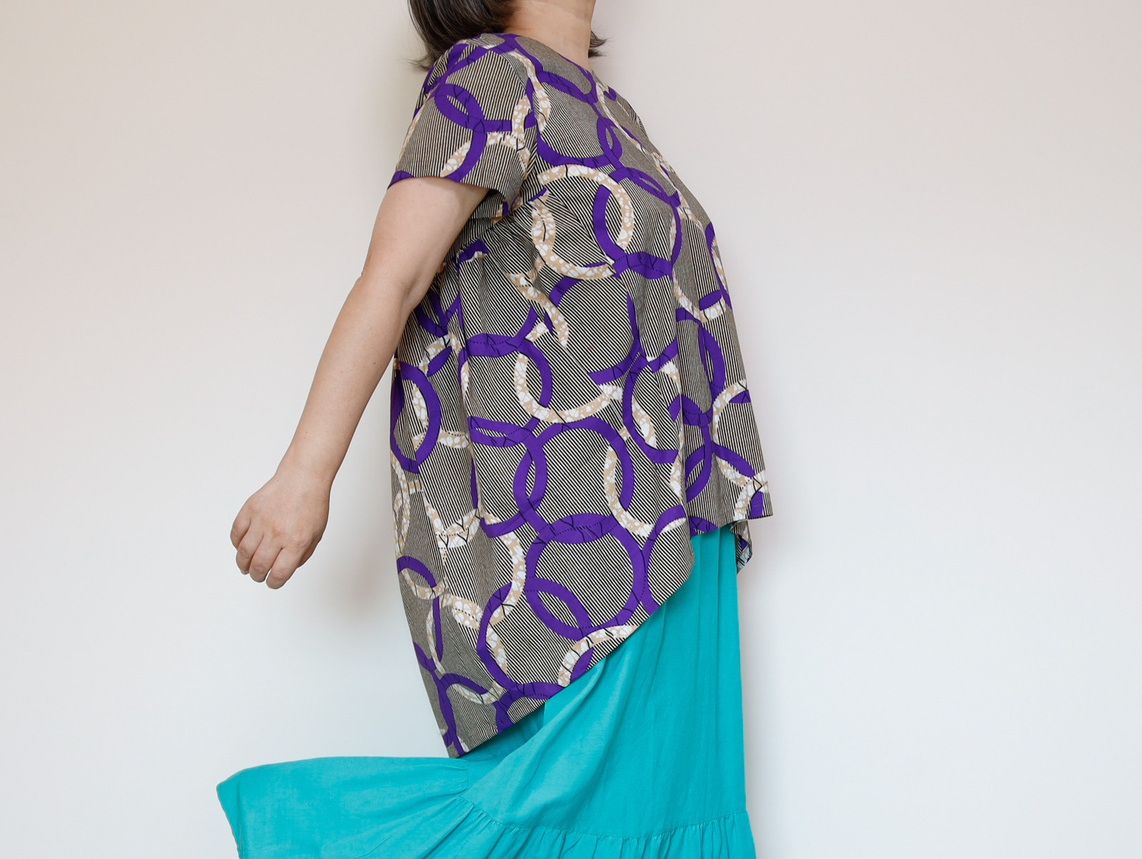 アフリカンプリント ユニークな切り替えのトップス 1枚でキマるおしゃれ感！