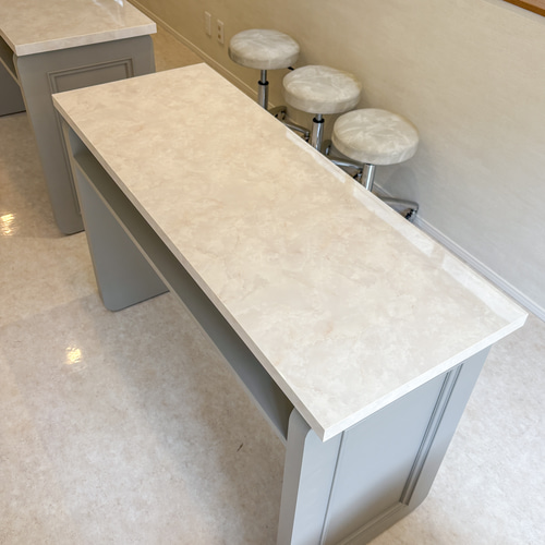 かわいいネイルテーブルW1200 大理石天板 足が丸くなっているネイル