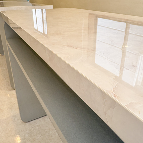 かわいいネイルテーブルW1200 大理石天板 足が丸くなっているネイル