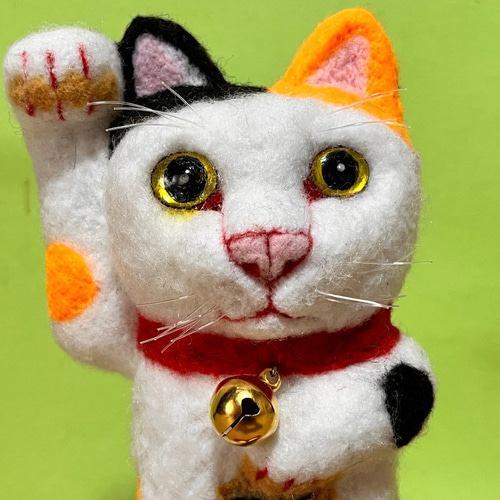 立つ招き猫(三毛)(大)置物#5(羊毛フェルトと綿) 羊毛フェルト 工房TAKA