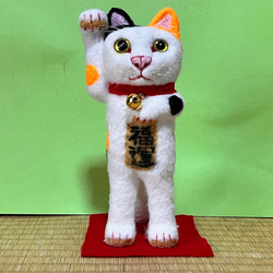 立つ招き猫(三毛)(大)置物#5(羊毛フェルトと綿) 羊毛フェルト 工房TAKA