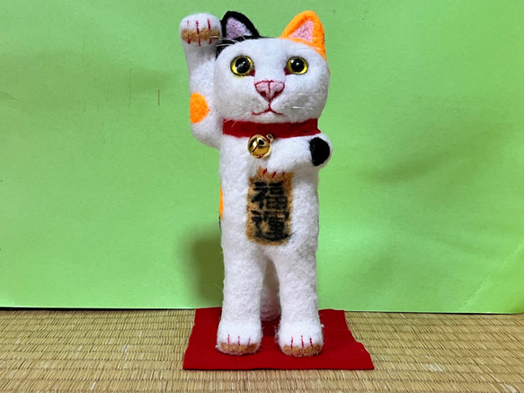 立つ招き猫(三毛)(大)置物#5(羊毛フェルトと綿) 羊毛フェルト 工房TAKA