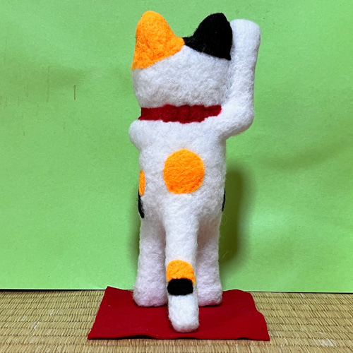 立つ招き猫(三毛)(大)置物#5(羊毛フェルトと綿) 羊毛フェルト 工房TAKA