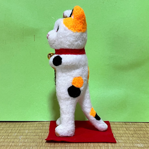 立つ招き猫(三毛)(大)置物#5(羊毛フェルトと綿) 羊毛フェルト 工房TAKA