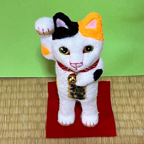 立つ招き猫(三毛)(大)置物#5(羊毛フェルトと綿) 羊毛フェルト 工房TAKA