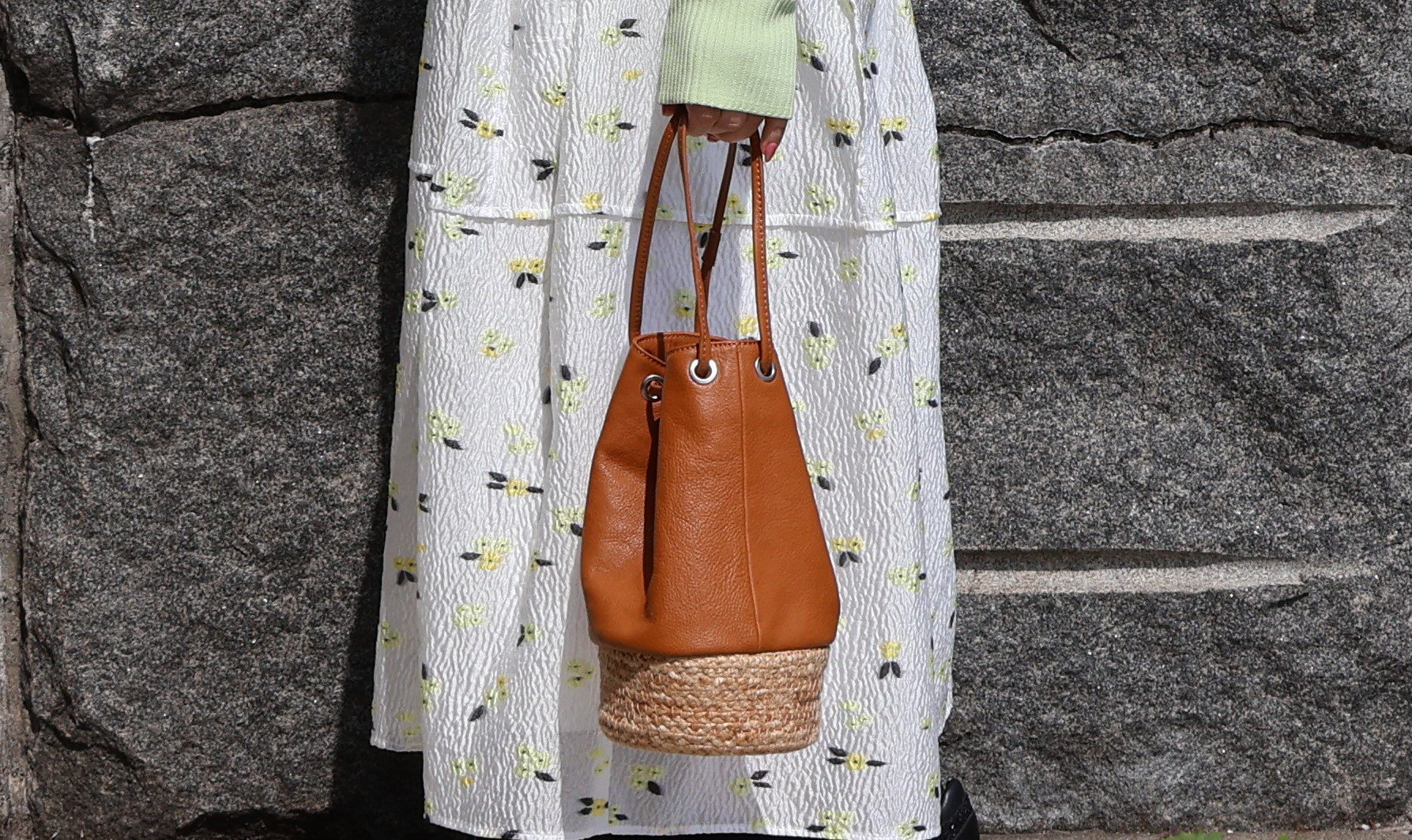 これからの季節に活躍間違いなし　異素材を組み合わせた、筒型バッグ。牛革CM