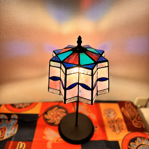 光の色を楽しむ 、ステンドグラス ランプスタンド ランプシェード