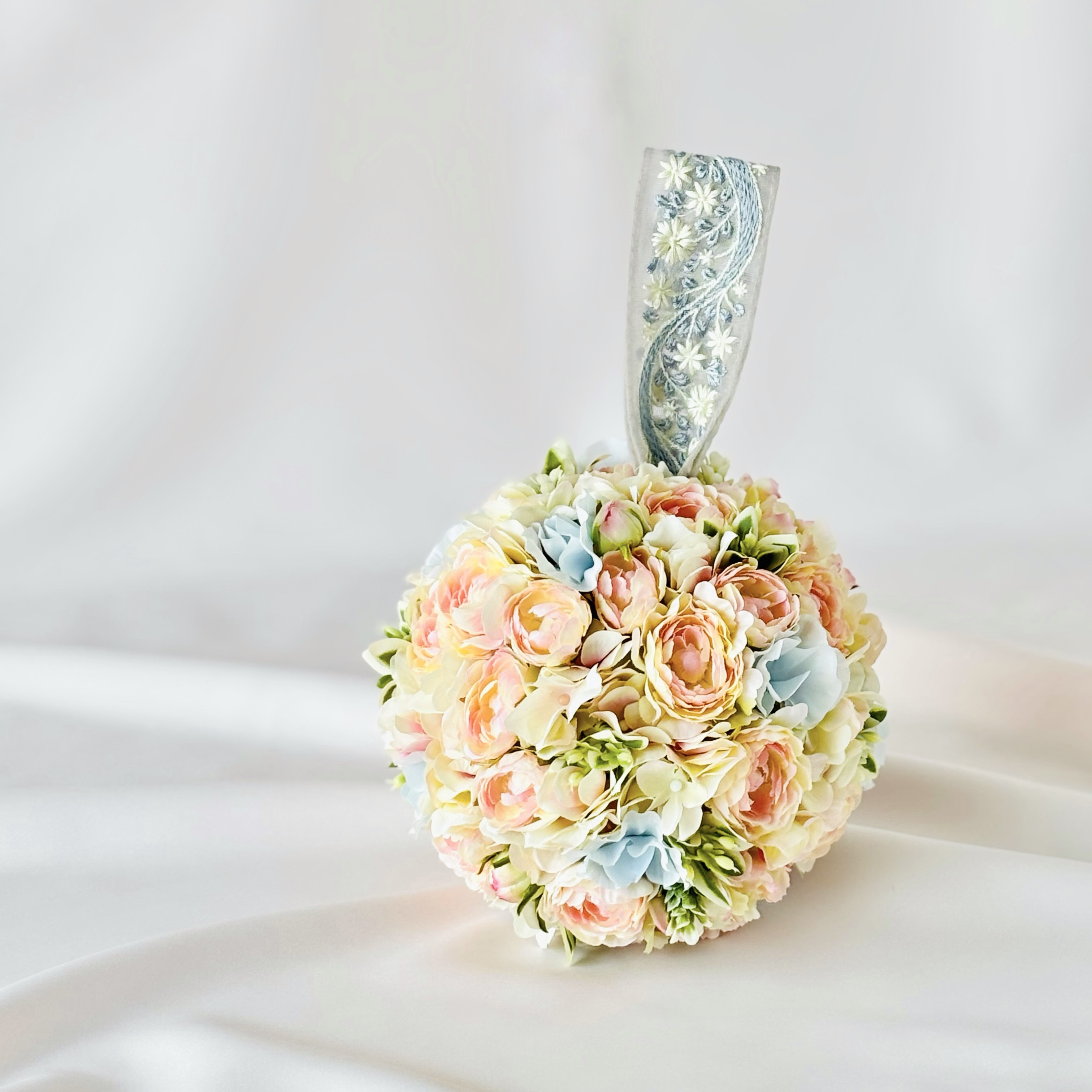 ボールブーケ　淡月の双彩