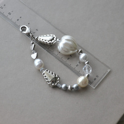 短め！スマホストラップ『シルバー×パール』金具選べる◎ハンドストラップ ランダムビーズのきれいめスタイル 5枚目の画像