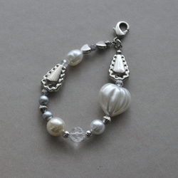 短め！スマホストラップ『シルバー×パール』金具選べる◎ハンドストラップ ランダムビーズのきれいめスタイル 3枚目の画像