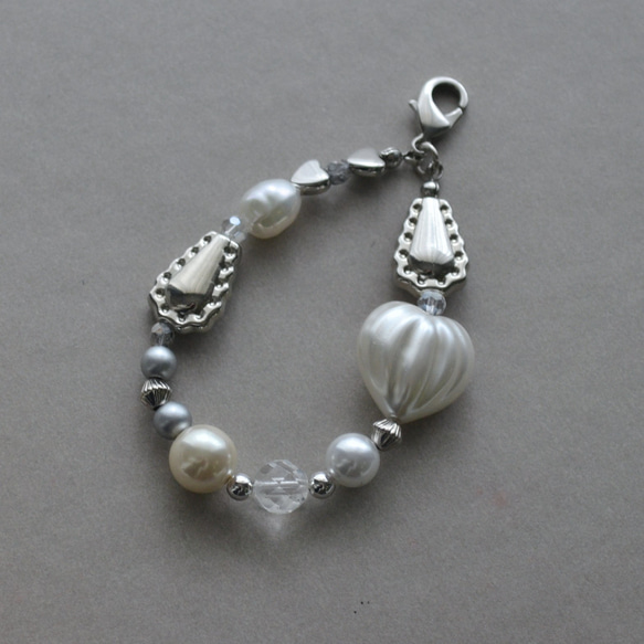 短め！スマホストラップ『シルバー×パール』金具選べる◎ハンドストラップ ランダムビーズのきれいめスタイル 3枚目の画像